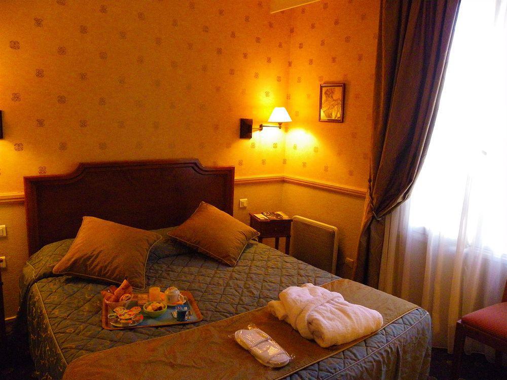 Hotel Poussin Paris Exterior photo